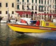 Moto ondoso in Canal Grande provocato da una idoambulanza